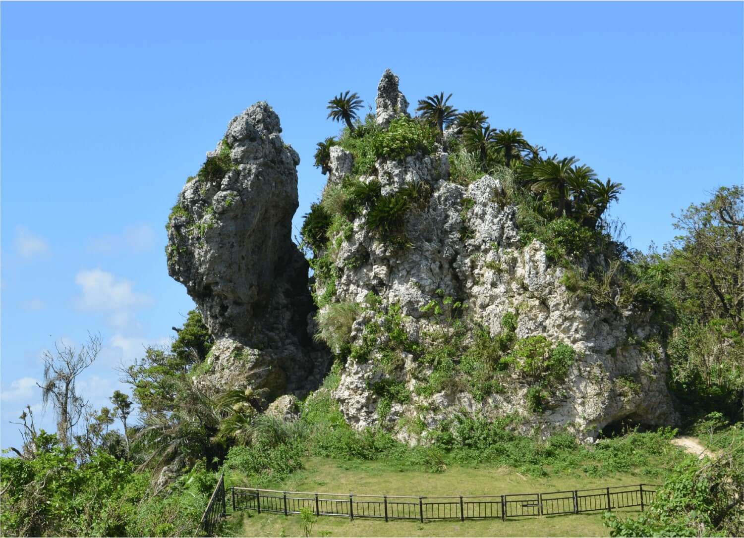 페리 기립바위（마을 지정 유적）